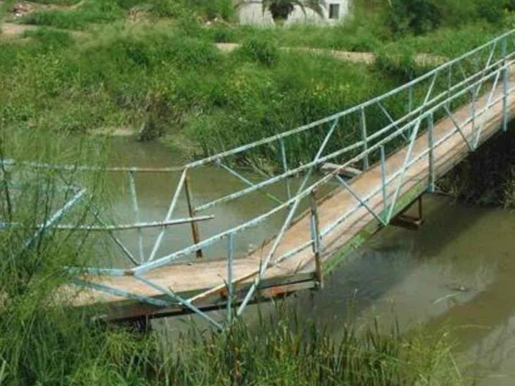 En riesgo de caer puente sobre dren En riesgo de caer puente sobre dren