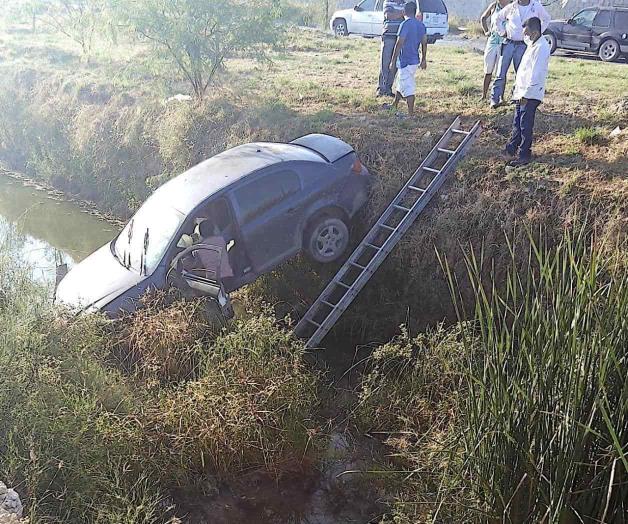 Caen a canal con auto; dos heridos Caen a canal con auto; dos heridos