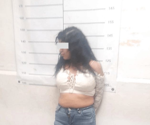 Pareja escandaliza caguamas en mano