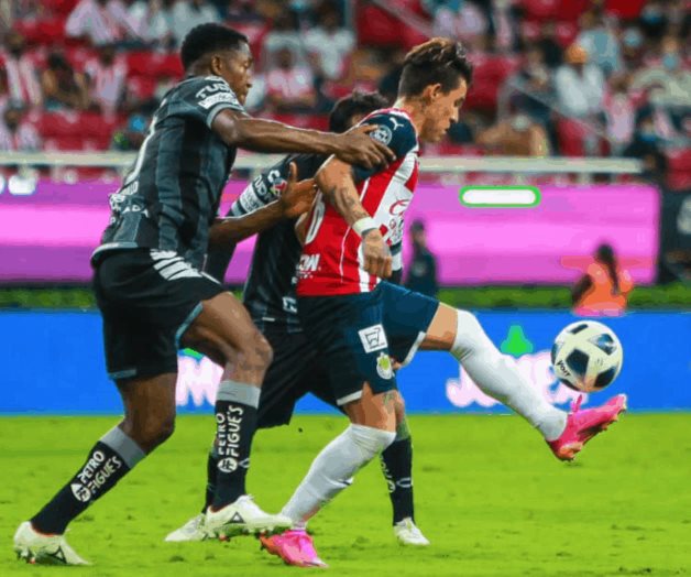 Chivas vence a Pachuca de  último minuto
