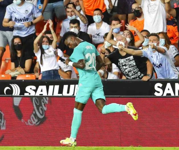 Luce Vinicius con el Real Madrid, que remonta ante Valencia en Mestalla