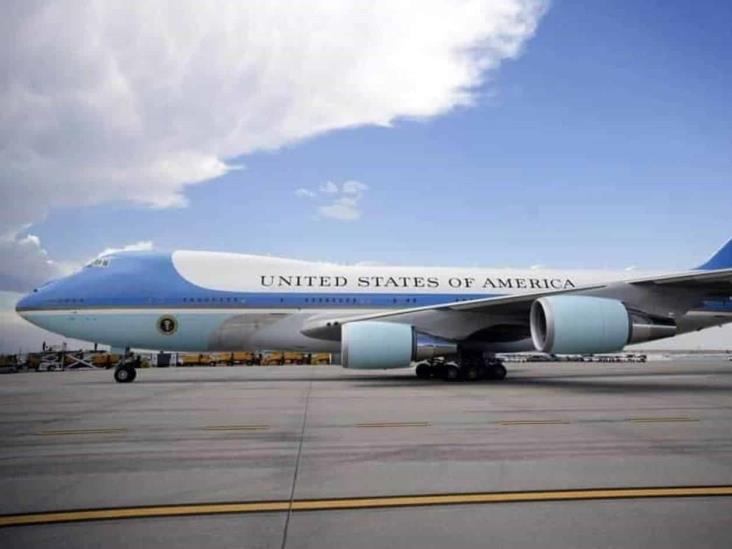 Construyen Air Force One entre botellas de tequila Construyen Air Force One entre botellas de tequila
