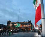 AMLO iza bandera a media asta en memoria de las víctimas de los sismos de 1985 y 2017