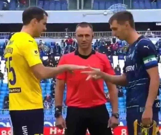 VIDEO: Árbitro resuelve el inicio del partido con piedra, papel o tijera