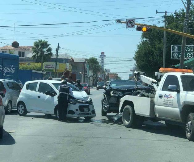Da vuelta prohibida y provoca accidente