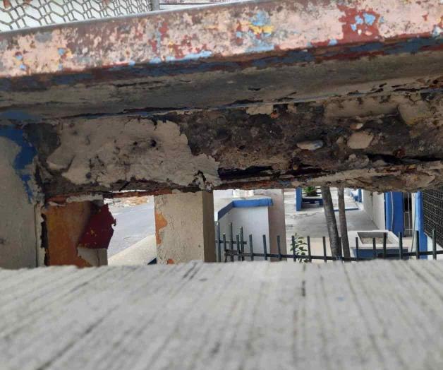 Deja Municipio de dar mantenimiento a puente peatonal frente a primaria