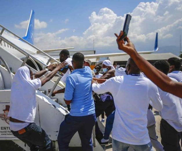 Haitianos deportados tratan de subirse de nuevo a avión