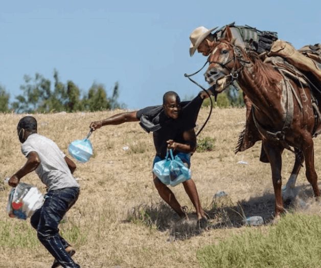 Agentes a caballo mueven a haitianos