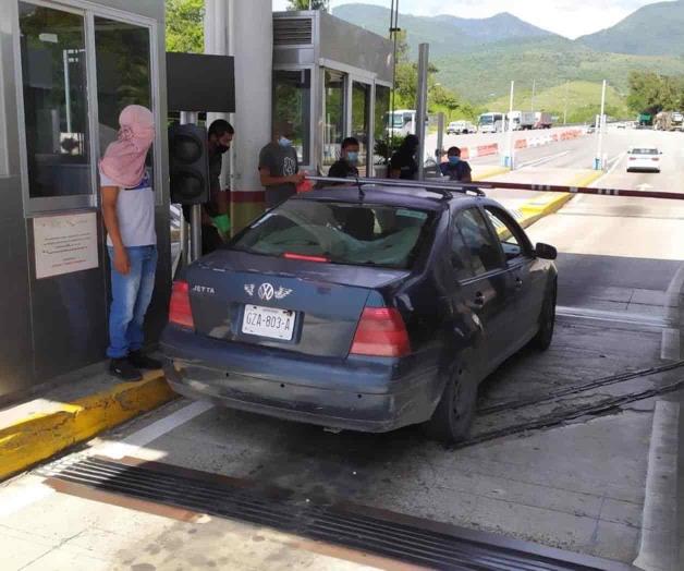 Toman padres y normalistas casetas de Autopista del Sol