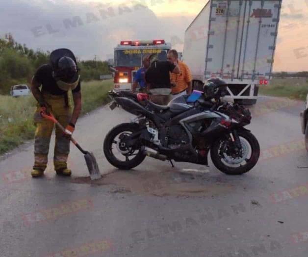Invade carril en la Matamoros-Mazatlán y embiste motociclista
