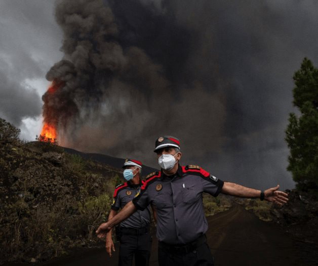 Avanza muro de lava hacia pueblo Avanza muro de lava hacia pueblo
