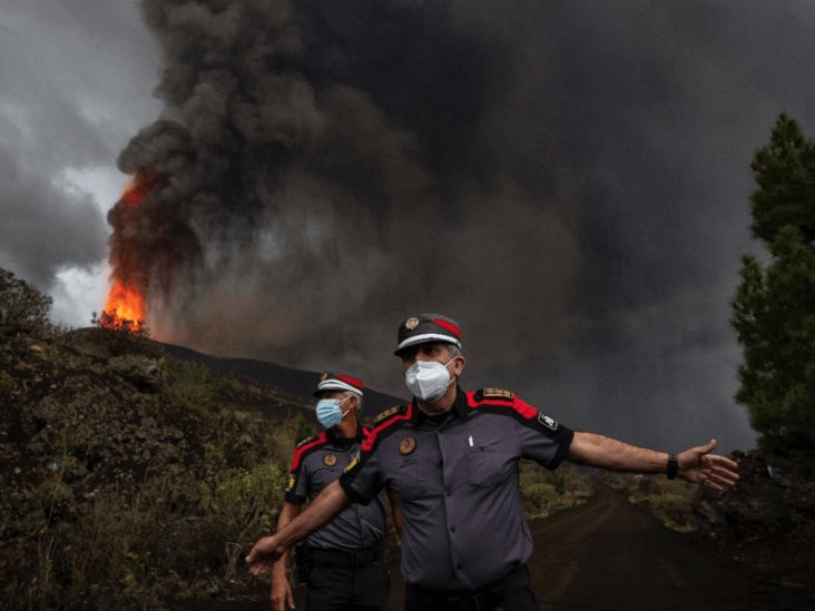 Avanza muro de lava hacia pueblo Avanza muro de lava hacia pueblo