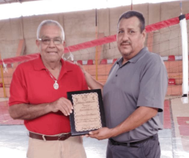 Reconocen al ‘profe’ Santos