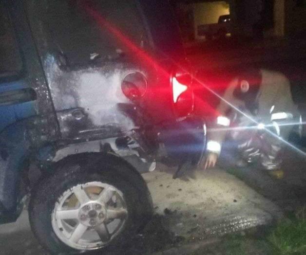 Queman intencionalmente auto a jovencita en Hacienda Las Brisas 3
