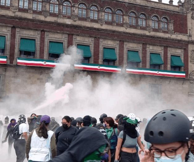 Feministas derriban vallas de Palacio Nacional