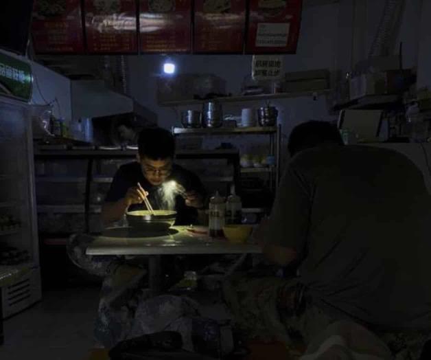 China recurre a linternas y generadores por cortes de luz