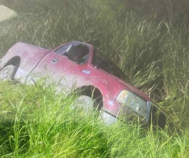 Derrapa camioneta y cae a canal de riego