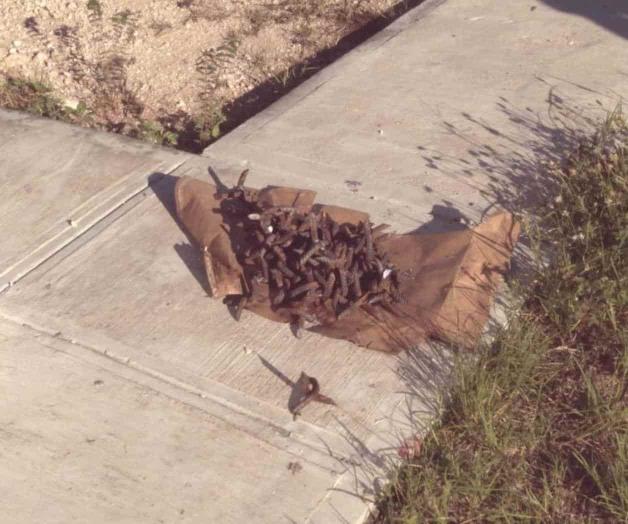 Abandonan ‘ponchallantas’ Abandonan ‘ponchallantas’