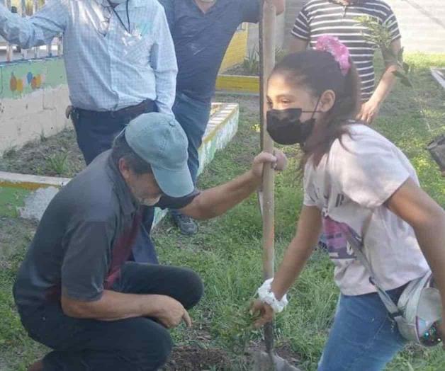 Reforestan en fin de semana planteles escolares