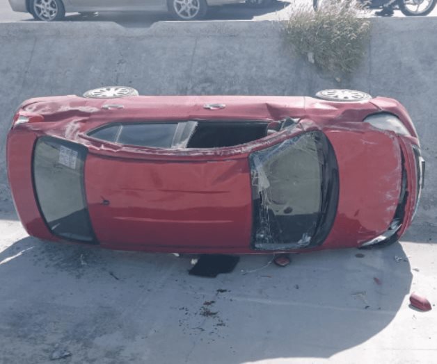 Cae a dren y vuelca; una mujer lesionada