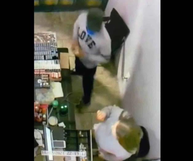 Asalta un negocio armado con cuchillo