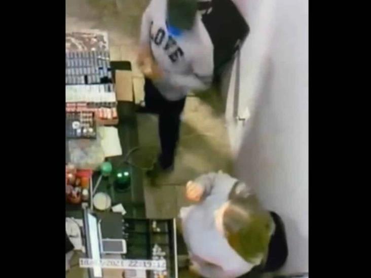 Asalta un negocio armado con cuchillo Asalta un negocio armado con cuchillo