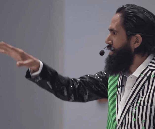 El influencer Carlos Muñoz humilla a un mesero en una de sus conferencias