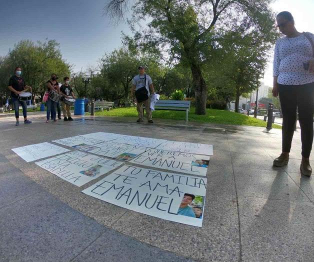 Protesta hombre en Plaza Juárez; pide le regresen a su hijo