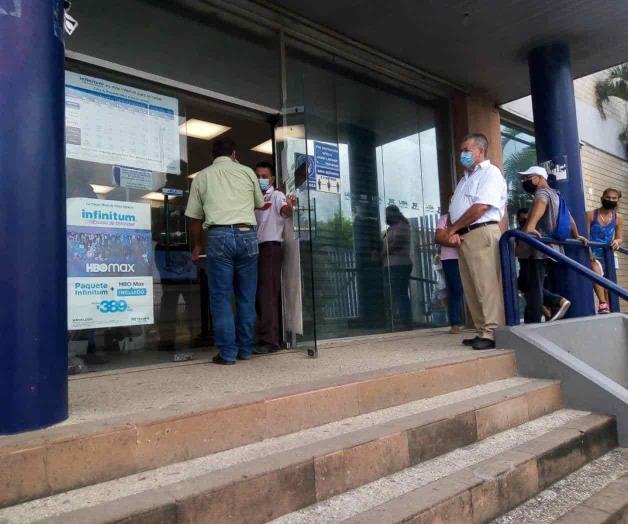 Amenazan telefonistas con un paro de labores