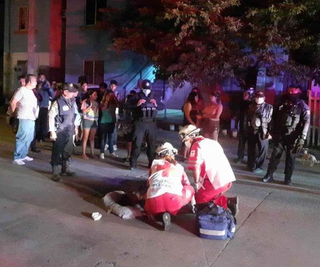 Cae hombre a alcantarilla; se liaba a golpes con otro