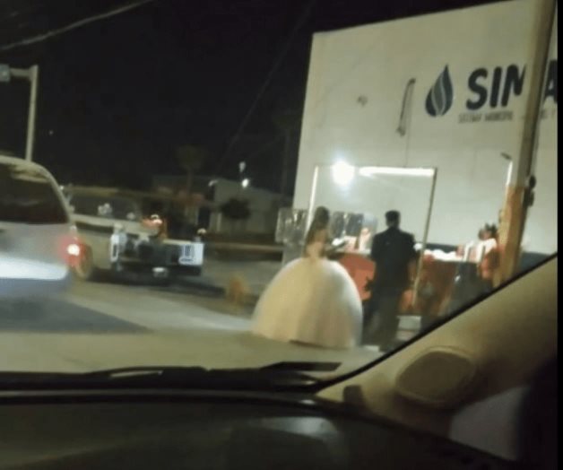 Recién casados cenan en puesto de tacos después de casarse Recién casados cenan en puesto de tacos después de casarse