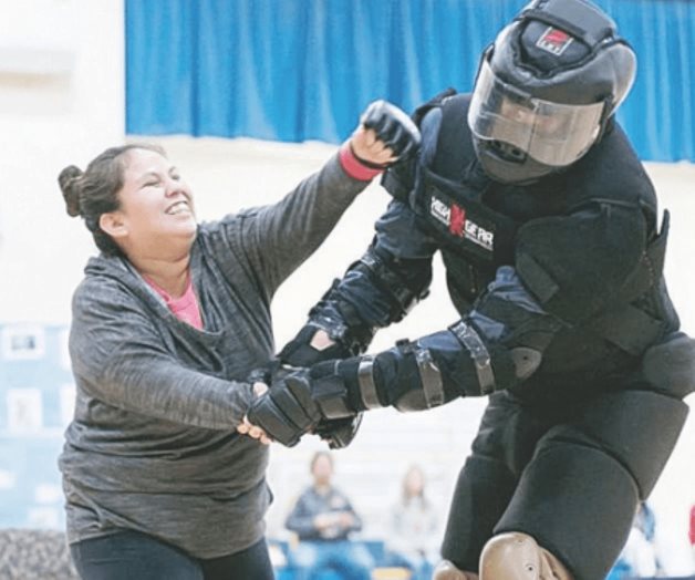 Invitan a las mujeres a taller de autodefensa