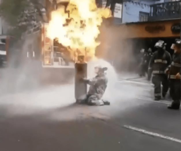 VIDEO: Bombero carga tanque de gas en llamas para evitar explosión