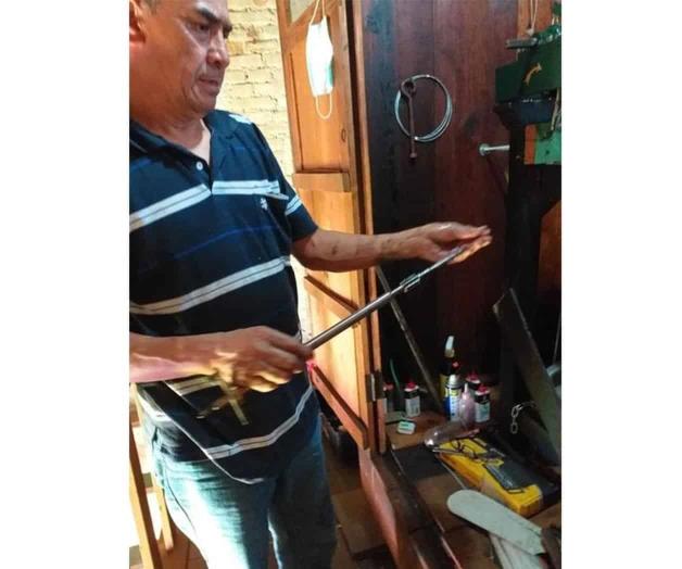 Dan mantenimiento al reloj de 1874