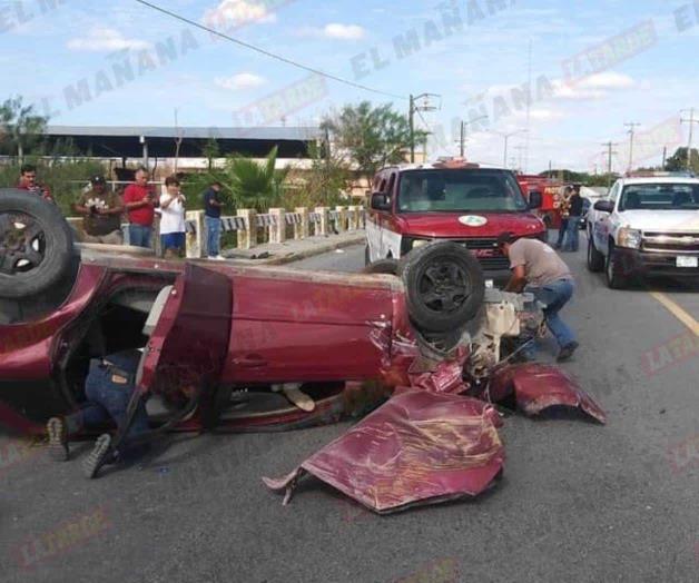 Muere hombre en accidente vial; choca contra muro y vuelca Muere hombre en accidente vial; choca contra muro y vuelca