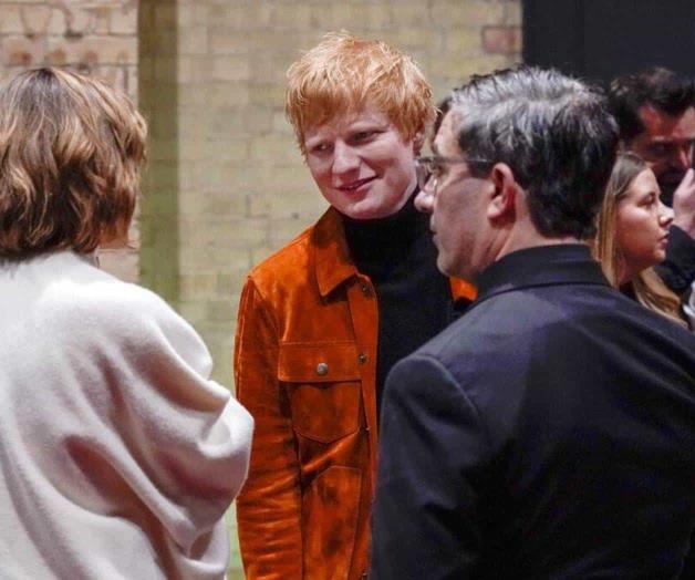 Ed Sheeran tiene COVID, actuará desde casa