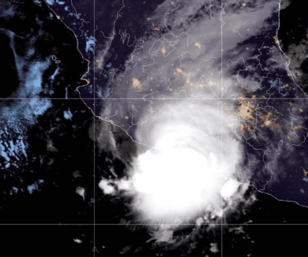 Toca huracán Rick tierra y se degrada