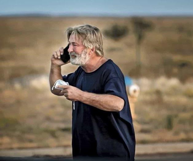 Tras tiroteo fatal, enemigos políticos señalan a Baldwin Tras tiroteo fatal, enemigos políticos señalan a Baldwin