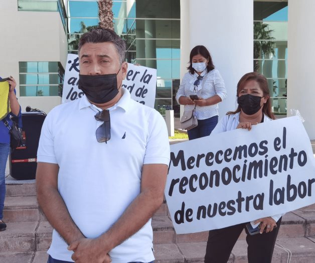 Demandan ‘teachers pago de antigüedad