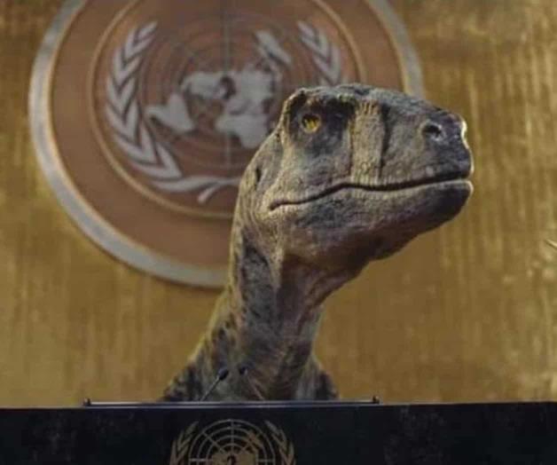 “No elijan la extinción”, urge dinosaurio que irrumpe en la ONU para advertir sobre el cambio climático