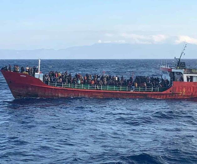 Remolcan buque con 400 migrantes a puerto Remolcan buque con 400 migrantes a puerto