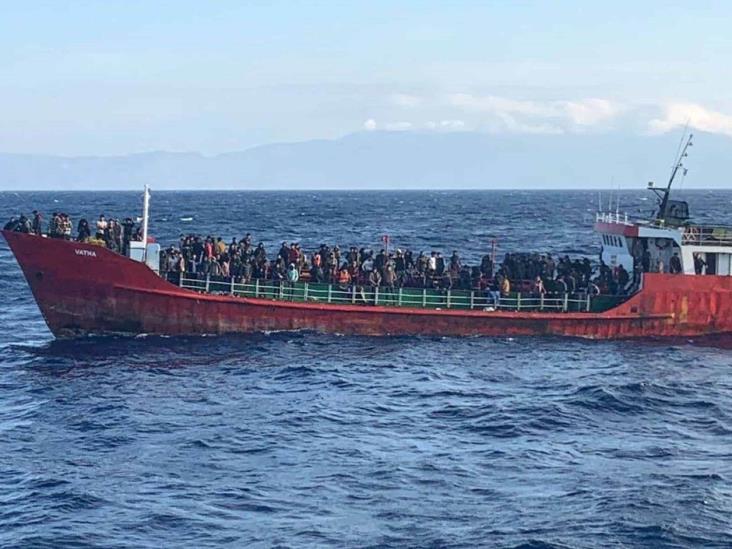 Remolcan buque con 400 migrantes a puerto Remolcan buque con 400 migrantes a puerto