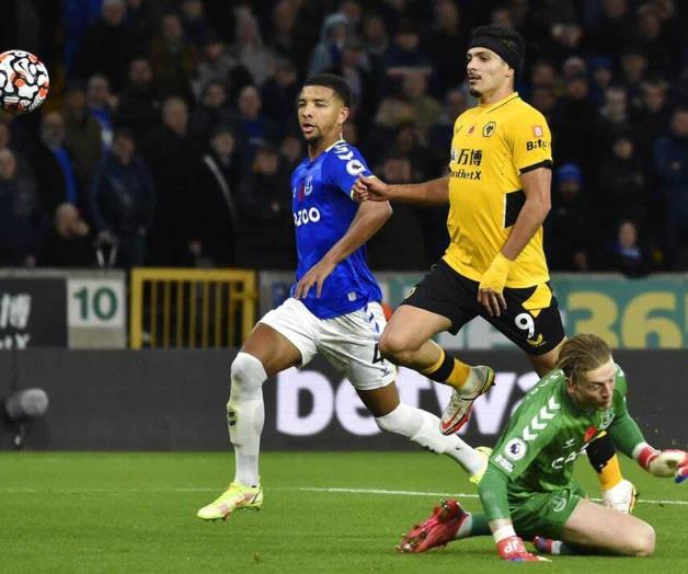 Raúl Jiménez anota gol en la Premier League ante el Everton