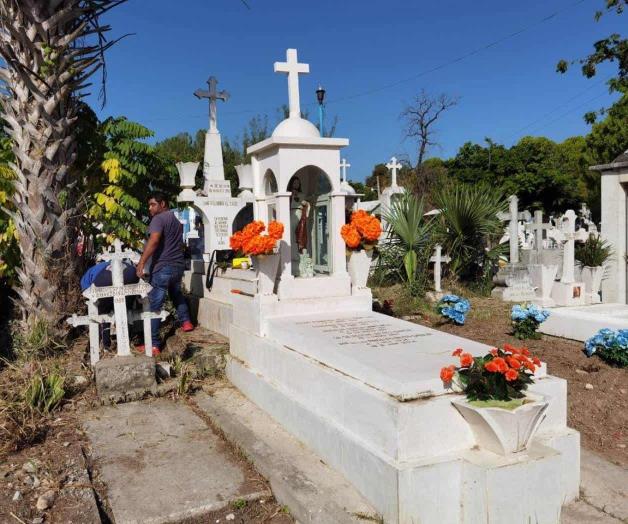 En orden unas 20 mil personas visitaron los cementerios En orden unas 20 mil personas visitaron los cementerios