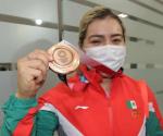 Recibe Aremi Fuentes premio económico por su medalla de bronce