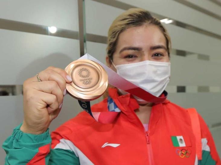 Recibe Aremi Fuentes premio económico por su medalla de bronce Recibe Aremi Fuentes premio económico por su medalla de bronce