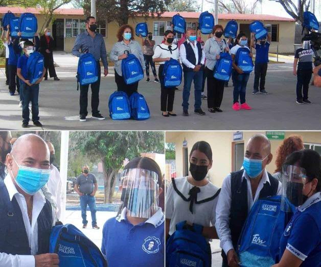 Entregan mochilas y útiles escolares Entregan mochilas y útiles escolares