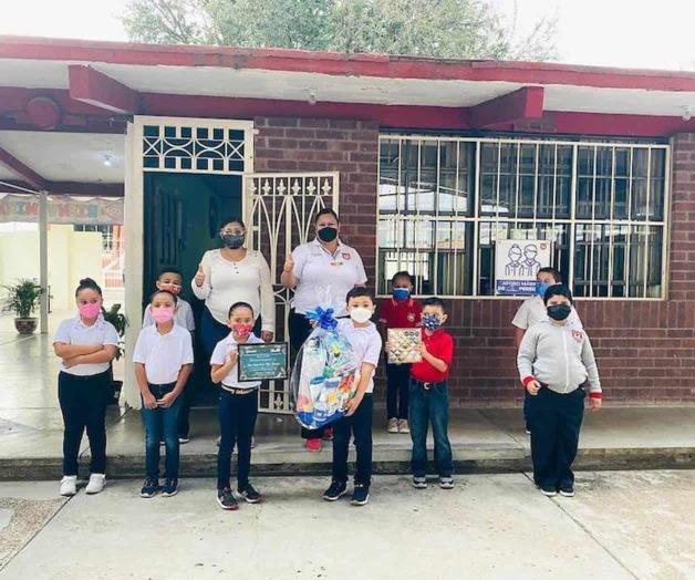 Recibe alumno reconocimiento por ganar concurso literario