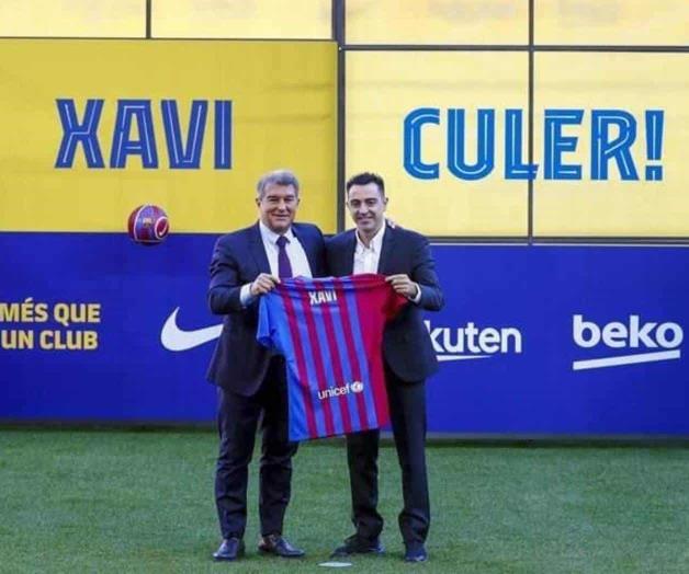 Presenta Barcelona a Xavi Hernández como su nuevo DT