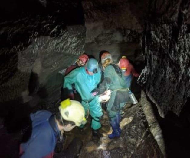 Rescatan a hombre atrapado 2 días en cueva en Reino Unido Rescatan a hombre atrapado 2 días en cueva en Reino Unido